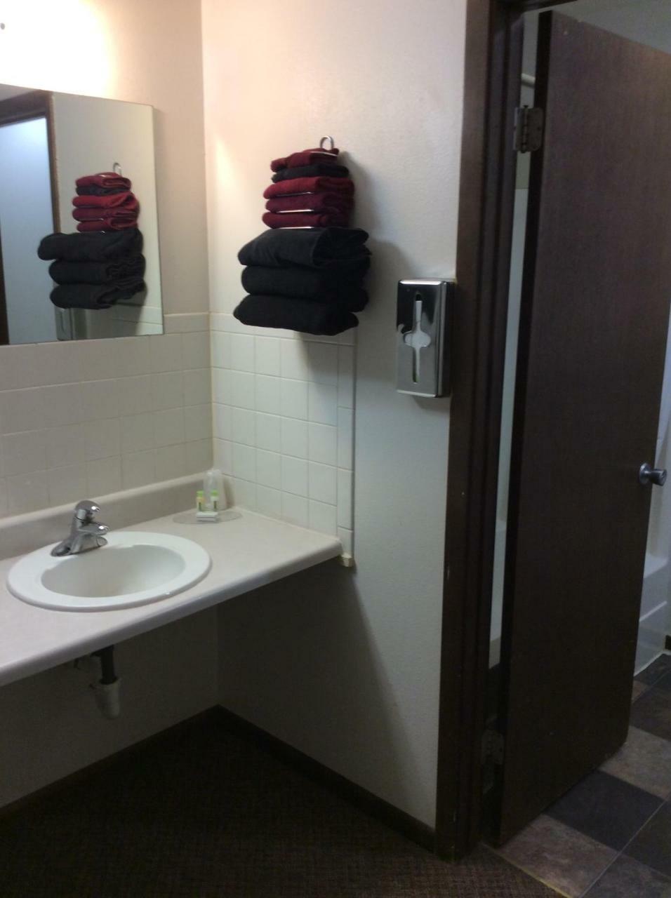 Sports Club Motel Wayne Bagian luar foto